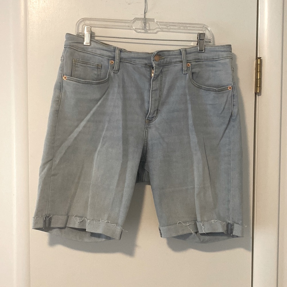 Universal Thread light wash Bermuda denim shorts size 14